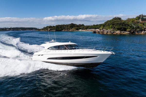 Riviera 5400 Sport Yacht