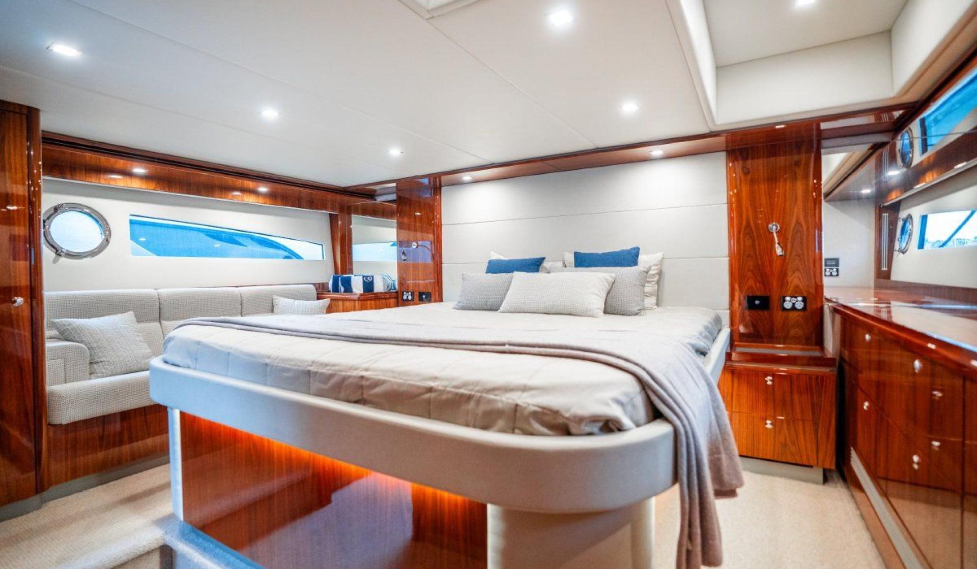 Riviera 5400 Sport Yacht - Photo 24