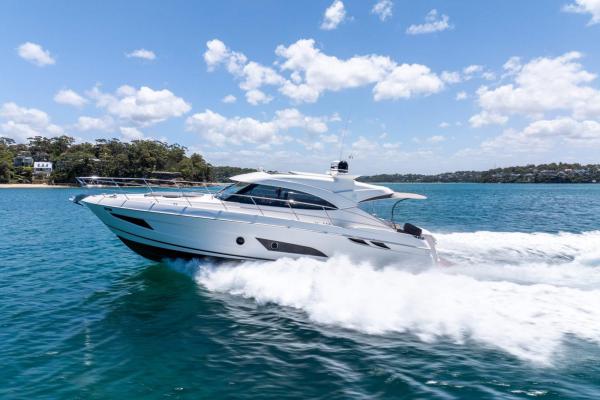 Riviera 4800 Sport Yacht